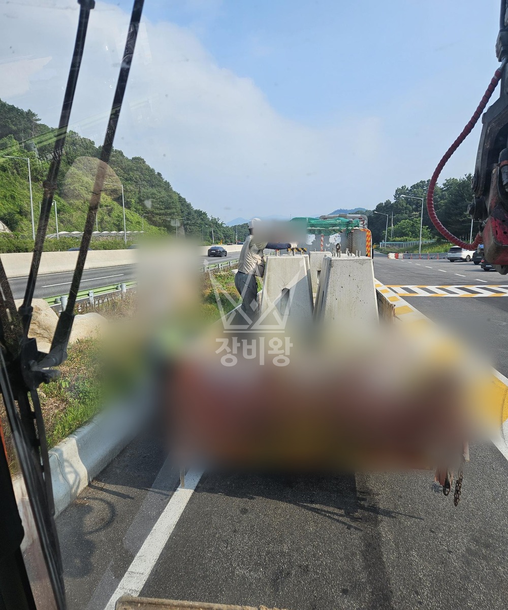 강원 원주시 호저면 포크레인(굴착기) 가로등공사 기초 작업사진 1
