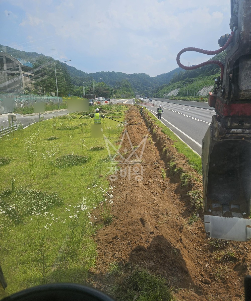 강원 원주시 호저면 포크레인(굴착기) 가로등공사 기초 작업사진 2