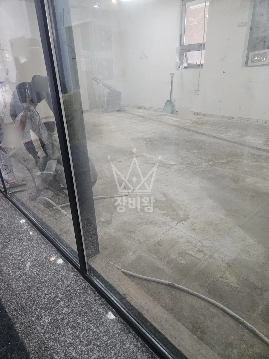 경기 가평군 설악면 포크레인(굴착기) 주방 내부 바닥 철거 작업완료사진 1