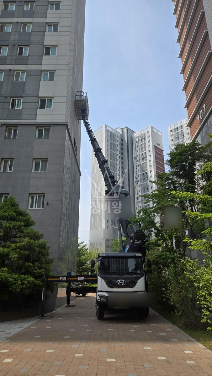 충남 서산시 예천동 5톤 스카이차 벽체 보수 작업사진 1