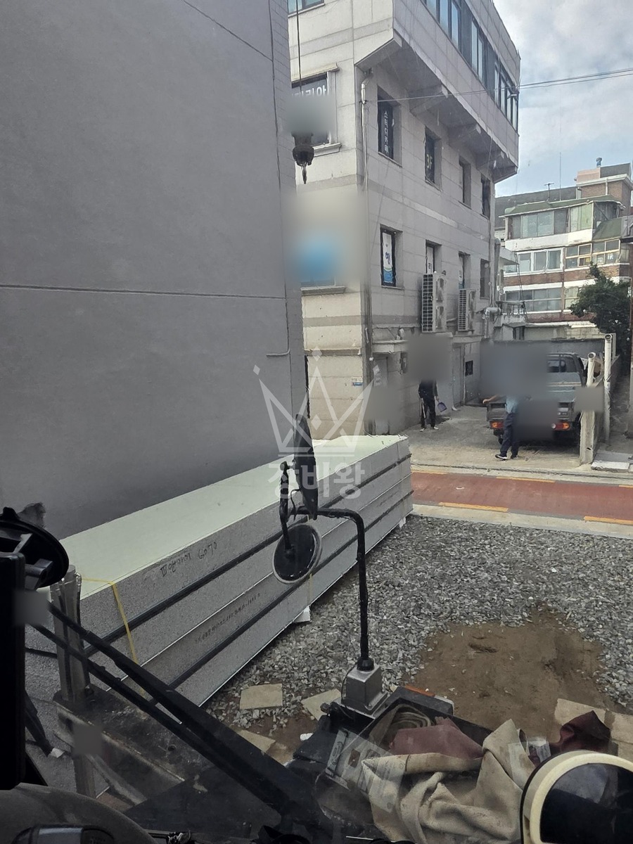 서울 은평구 구산동 13톤 크레인 3층높이 자재양중 작업사진 3