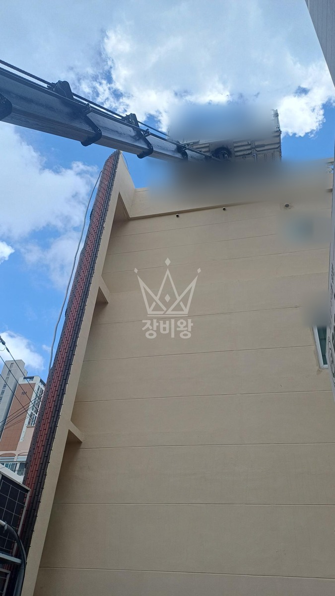 부산 동래구 사직동 2.5톤 스카이차 4층 페기물내림 작업사진 2