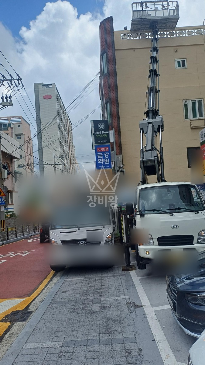 부산 동래구 사직동 2.5톤 스카이차 4층 페기물내림 작업사진 3