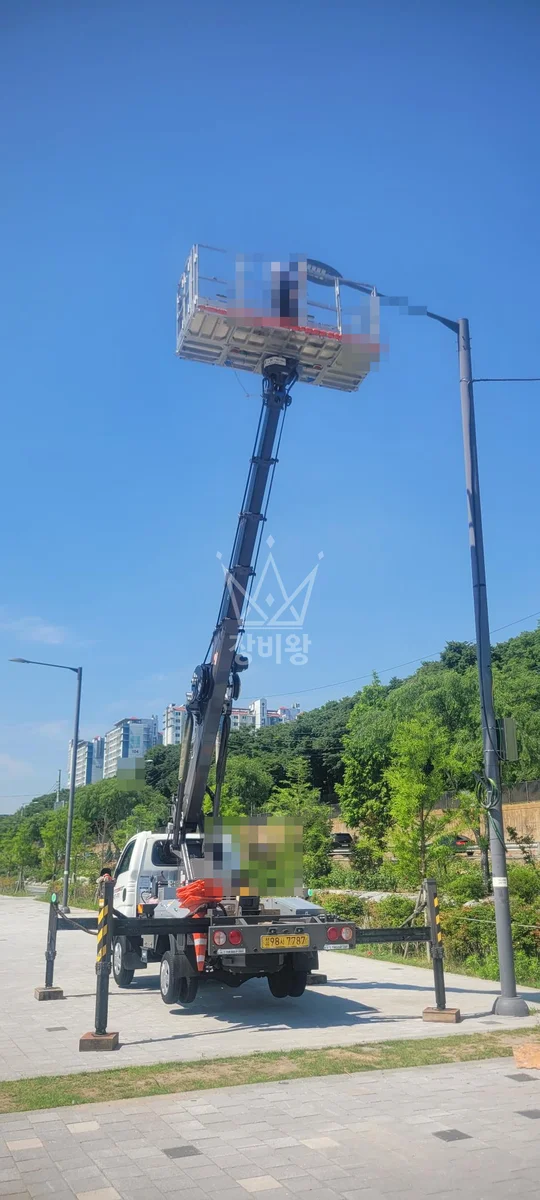 서울 동대문구 장안동 1톤 스카이차 가로등교체 작업사진 2