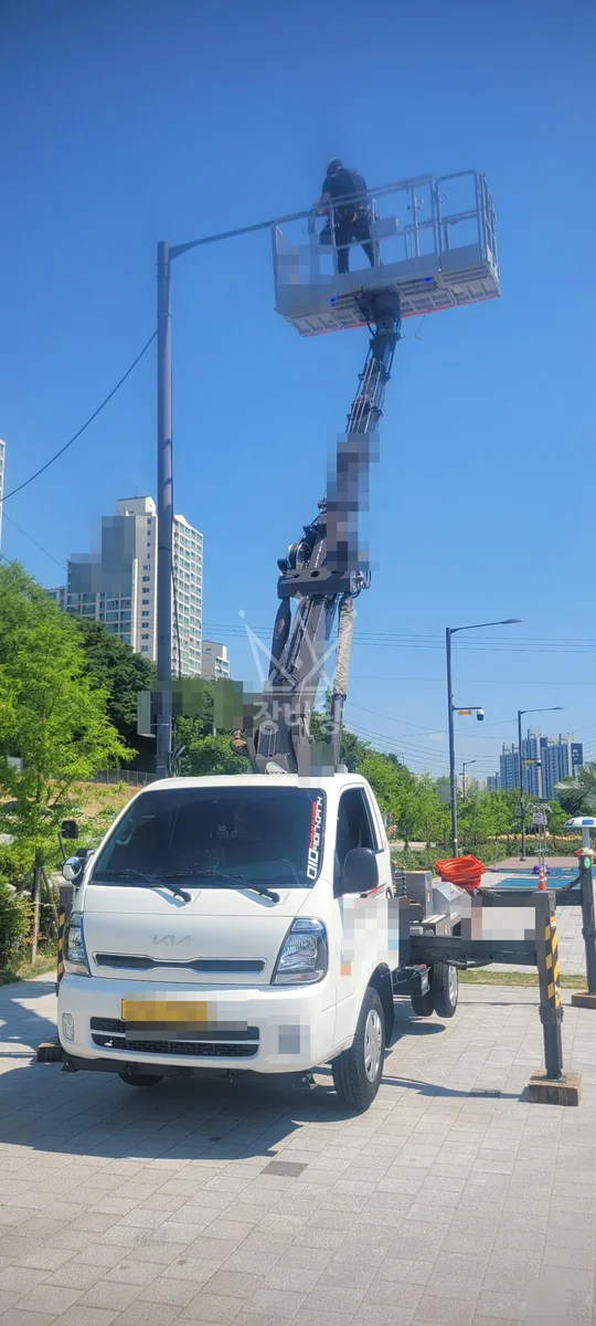 서울 동대문구 장안동 1톤 스카이차 가로등교체 작업사진 3