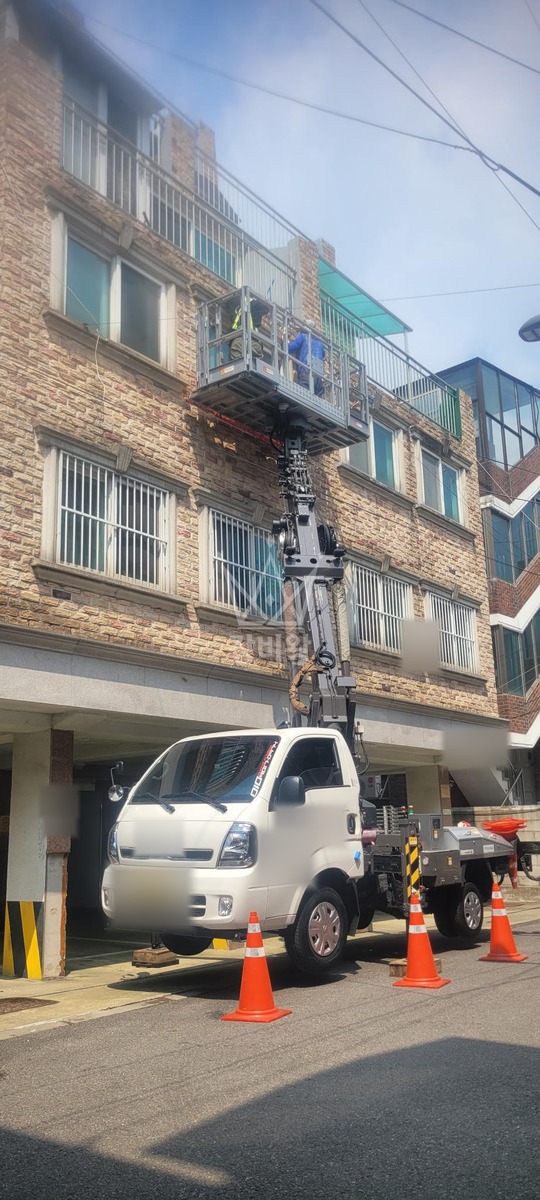 서울 마포구 망원동 1톤 스카이차 창틀 작업 작업사진 1