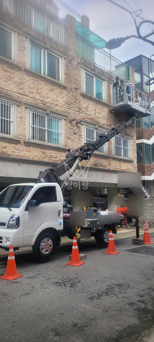 서울 마포구 망원동 1톤 스카이차 창틀 작업 작업사진 3