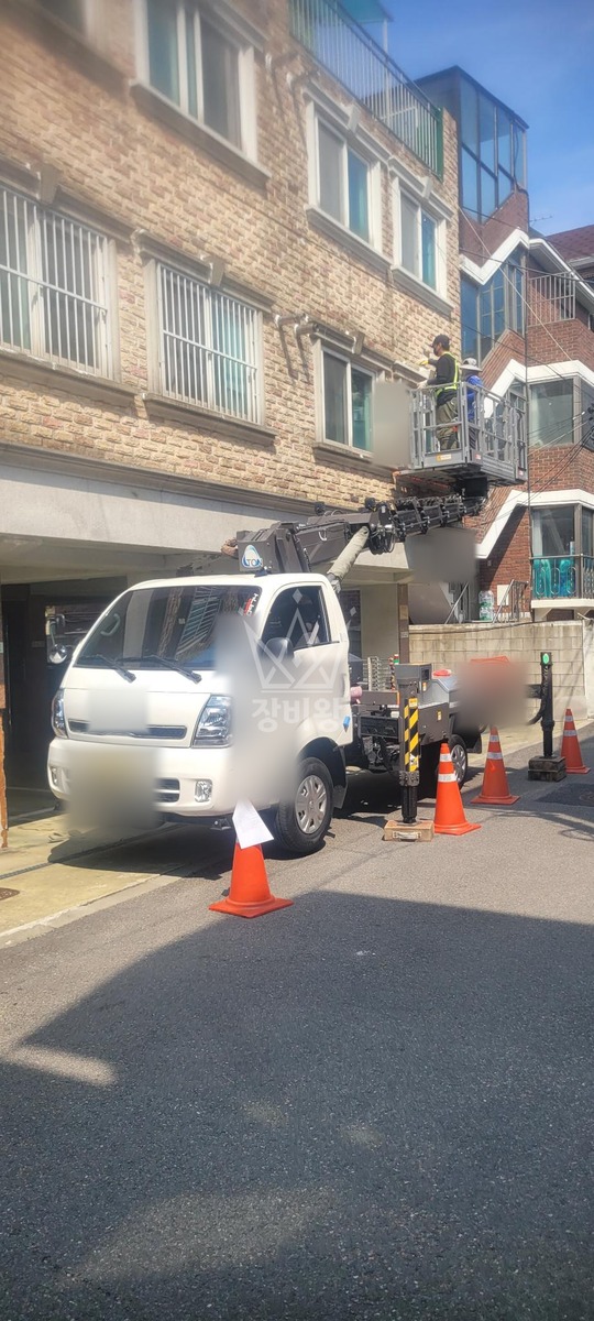 서울 마포구 망원동 1톤 스카이차 창틀 작업 작업사진 2