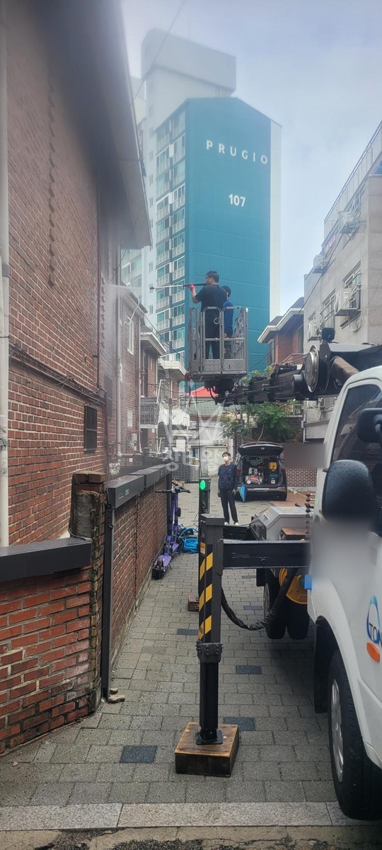서울 서대문구 창천동 1톤 스카이차 외벽청소 작업사진 2