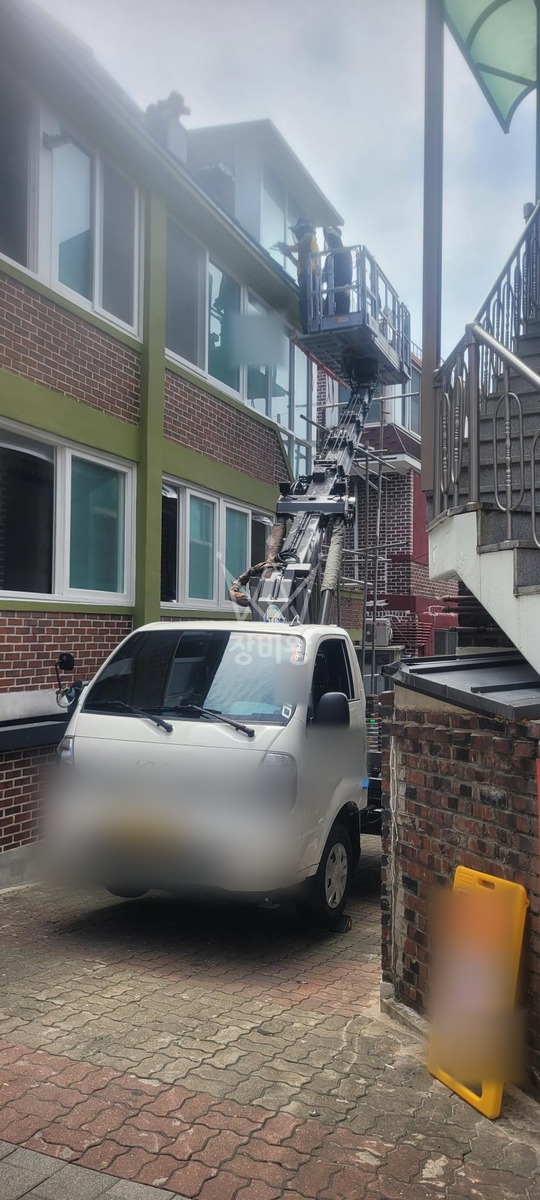 서울 서대문구 창천동 1톤 스카이차 옥상징크작업 작업사진 1