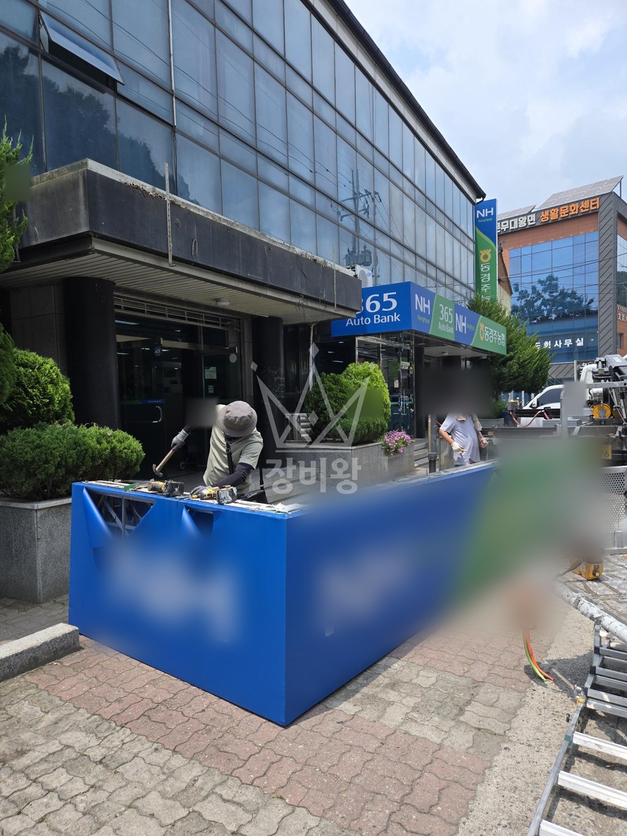 경북 경주시 문무대왕면 2.5톤 스카이차 간판교체 작업사진 3