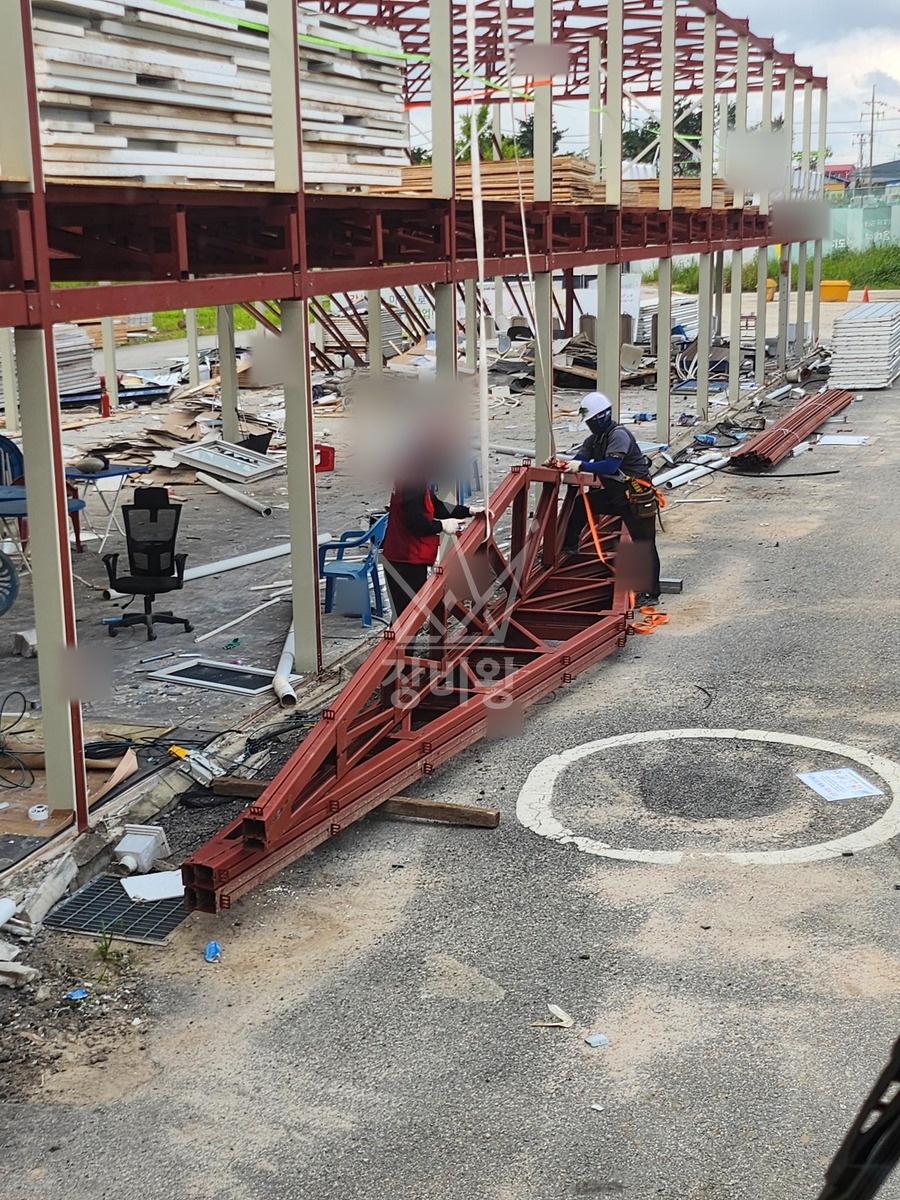 경기 용인시 처인구 포곡읍 16톤 크레인 2층 자재 양중 작업 작업사진 2