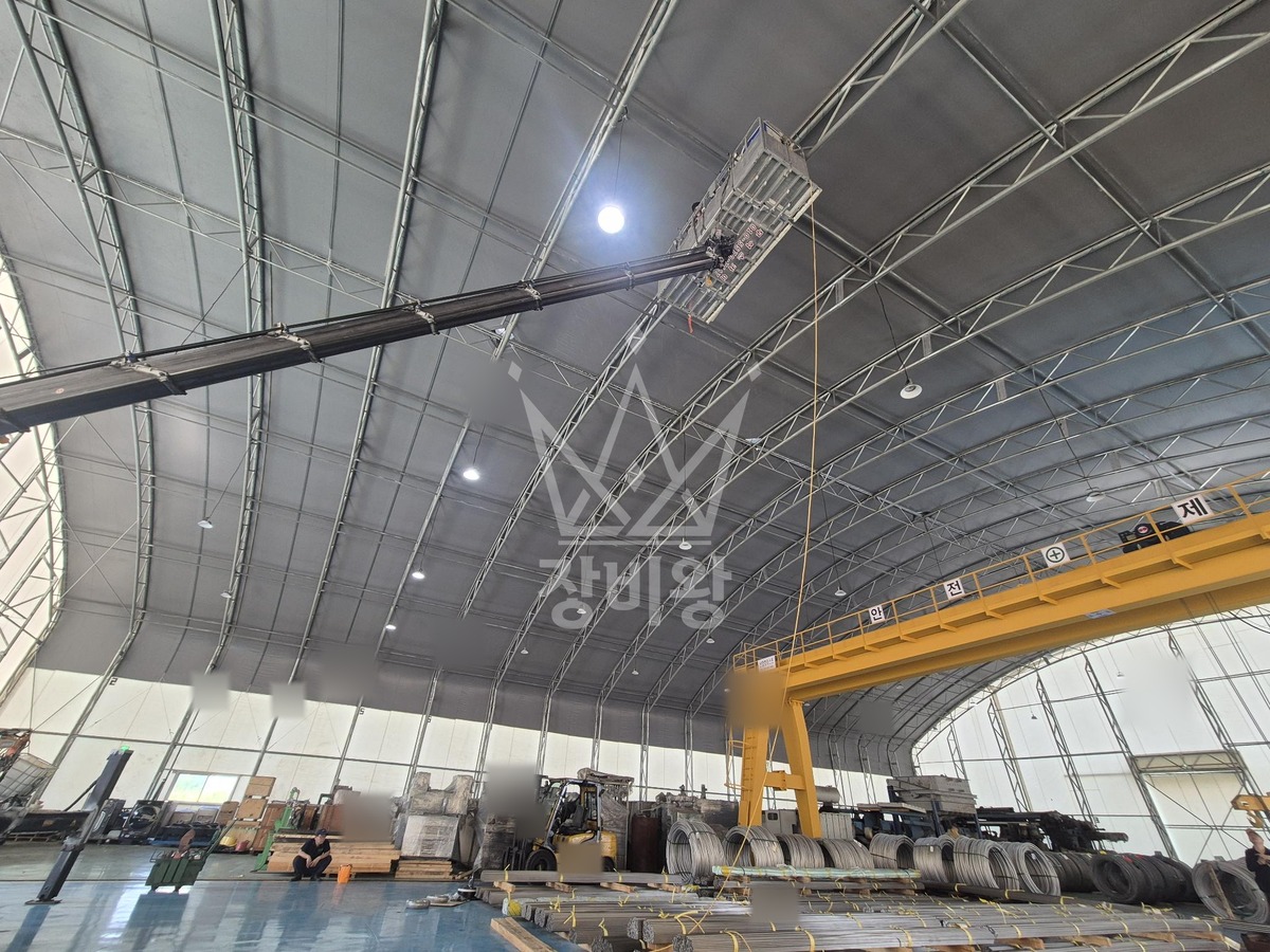 충남 당진시 송악읍 3.5톤 스카이차 공장내 천장 실링팬시공 작업완료사진 1
