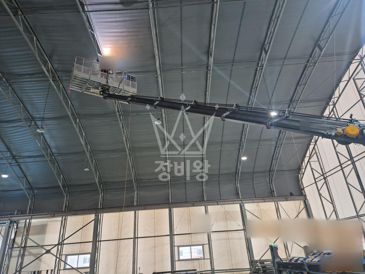 충남 당진시 송악읍 3.5톤 스카이차 공장내 천장 실링팬시공 작업사진 1