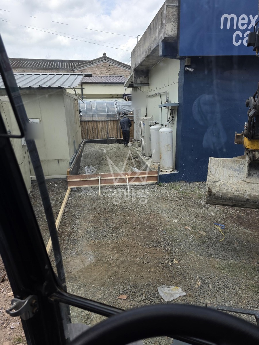전남광주 담양군 창평면 포크레인(굴착기) 냉장고 이동,마당 포장 작업사진 2