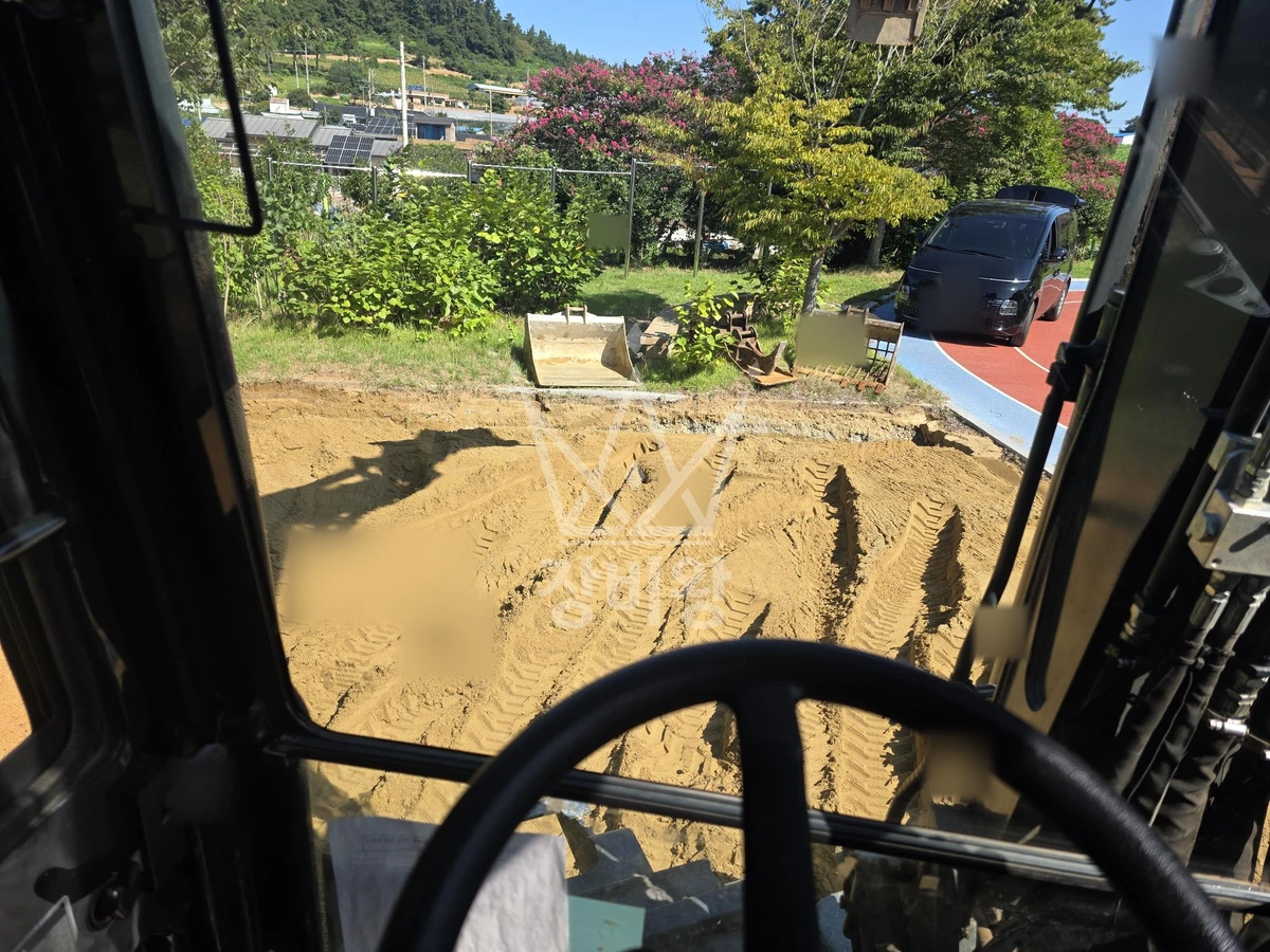 전남광주 신안군 지도읍 포크레인(굴착기) 놀이터조성공사 작업사진 2