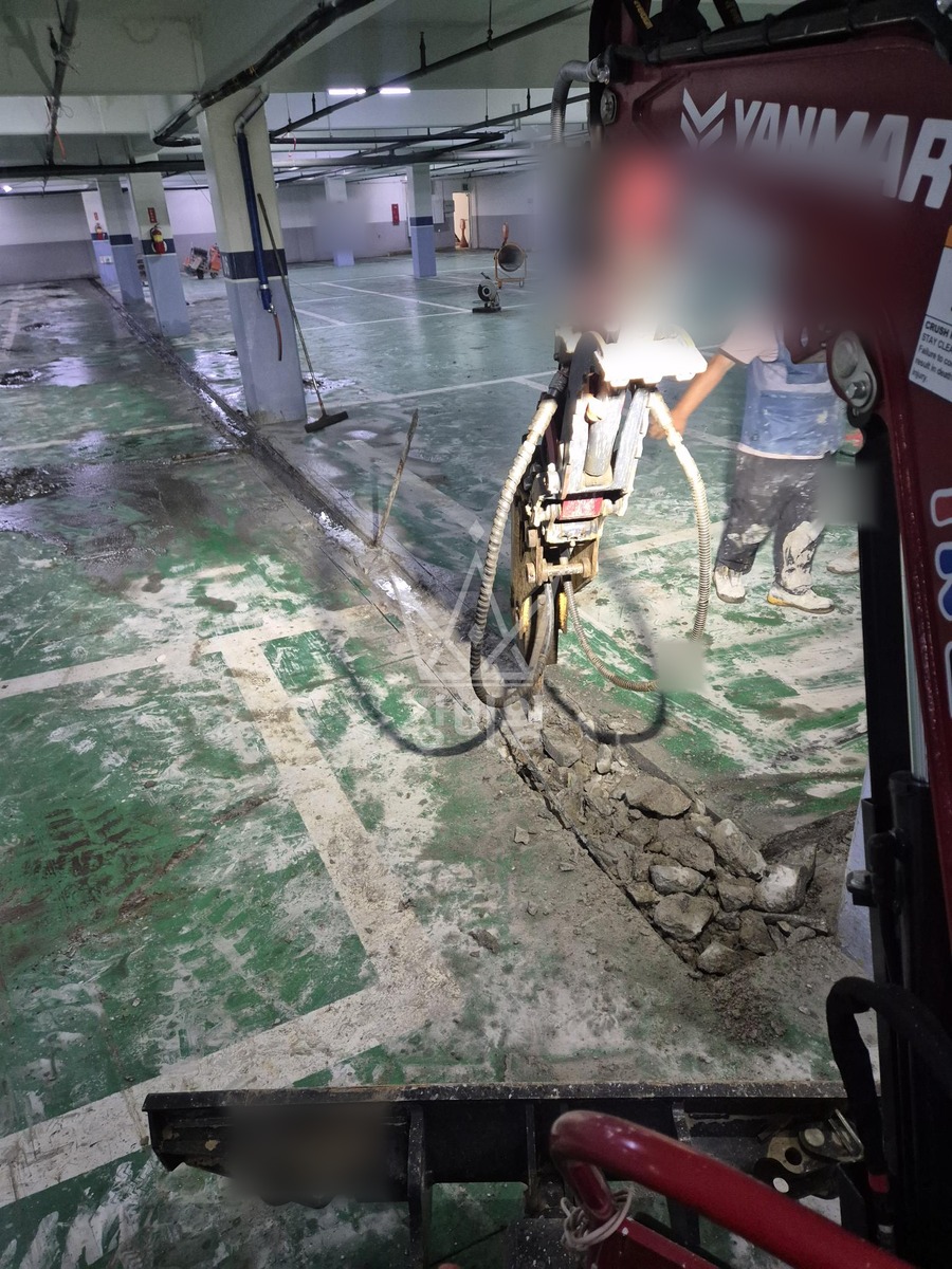 충남 천안시 동남구 청수동 포크레인(굴착기) 아파트 지하주차장 트렌치 보수 작업사진 3