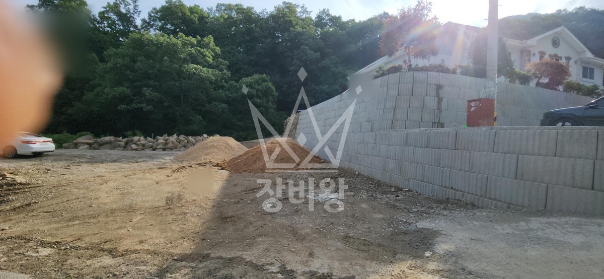 경기 가평군 청평면 포크레인(굴착기) 마당 모래 올리고 평탄화 작업사진 1
