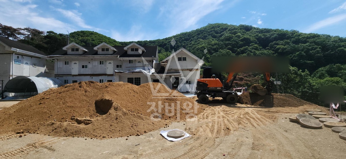 경기 가평군 청평면 포크레인(굴착기) 마당 모래 올리고 평탄화 작업사진 2