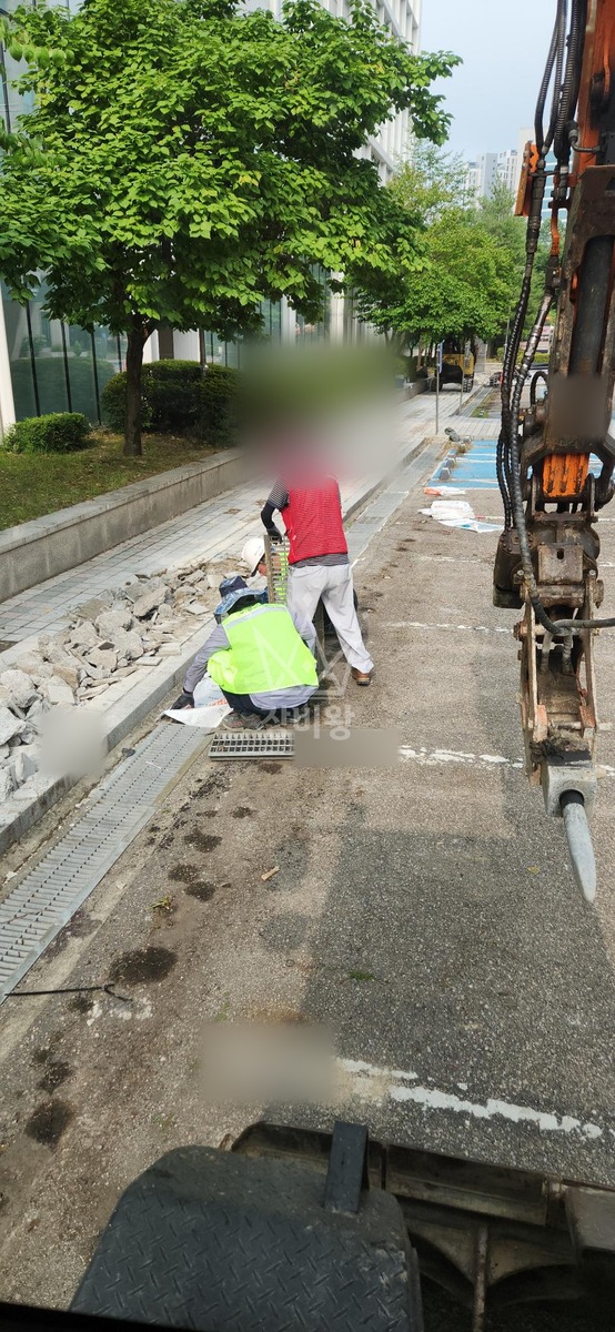 경기 성남시 분당구 구미동 포크레인(굴착기) ELP전기 배관작업 작업사진 3