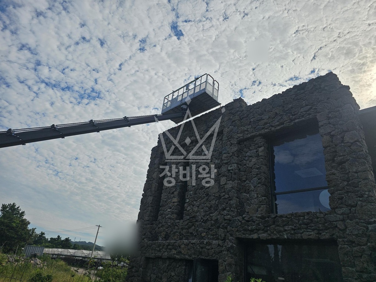 제주 서귀포시 안덕면 3.5톤 스카이차 2층건물 인력수송/ 1~2층 유리청소 작업사진 3