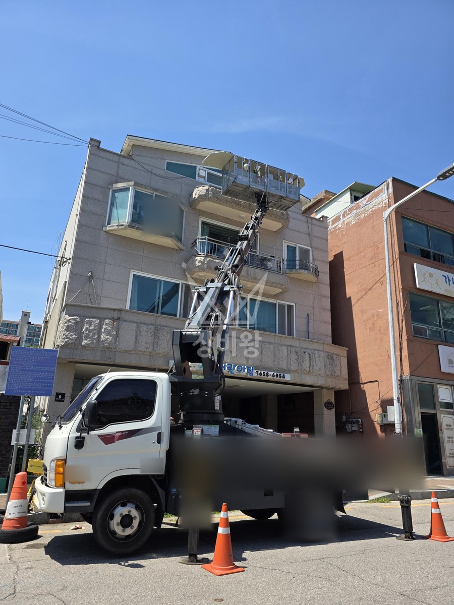 경기 평택시 통복동 2.5톤 스카이차 전면부 실리콘작업및 판넬한장설치 작업사진 1