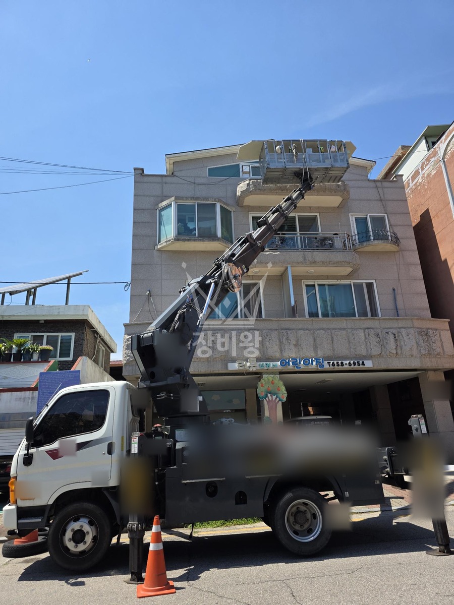 경기 평택시 통복동 2.5톤 스카이차 전면부 실리콘작업및 판넬한장설치 작업사진 2