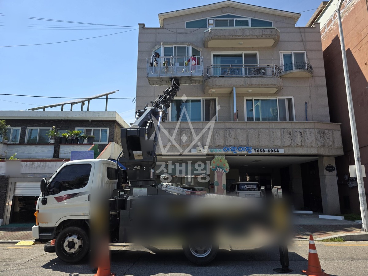 경기 평택시 통복동 2.5톤 스카이차 전면부 실리콘작업및 판넬한장설치 작업사진 3