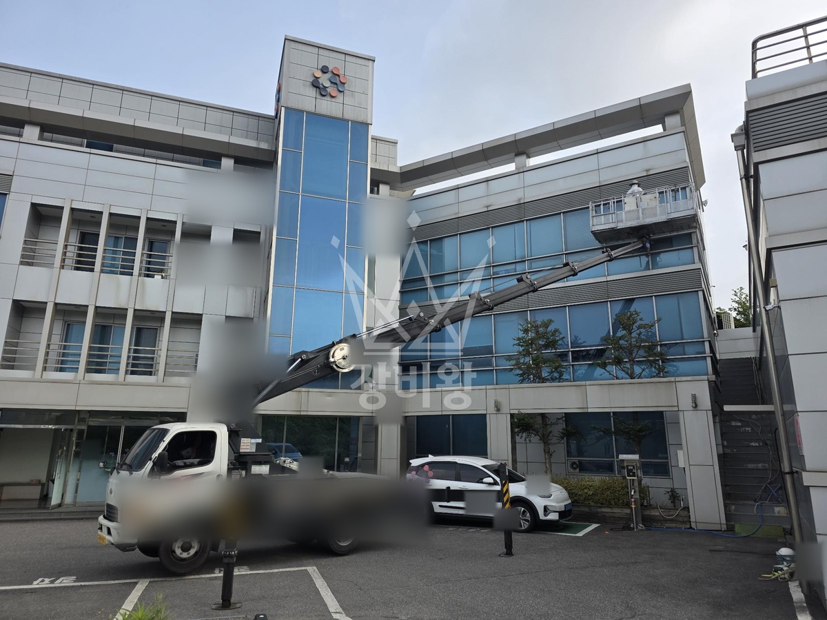 경기 용인시 기흥구 신갈동 2.5톤 스카이차 실리콘 작업 작업사진 1