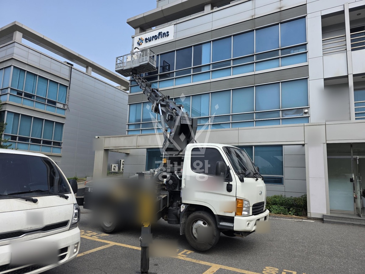 경기 용인시 기흥구 신갈동 2.5톤 스카이차 실리콘 작업 작업사진 2