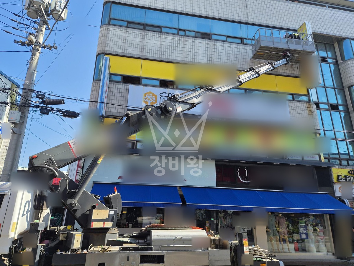 경북 경주시 안강읍 3.5톤 스카이차 폐기물 하역 작업사진 1