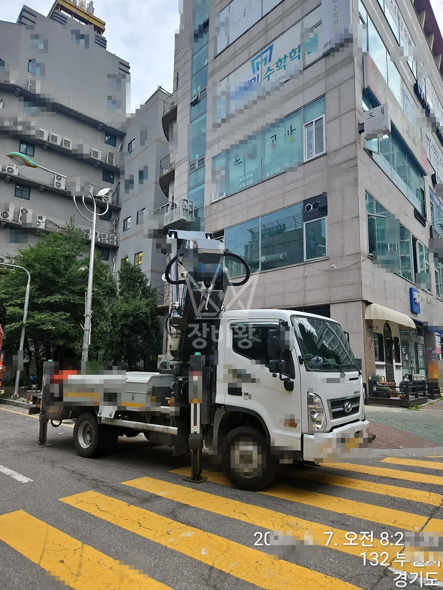 경기 부천시 소사구 3.5톤 스카이차 유리 시트지 본드 제거 작업사진 1