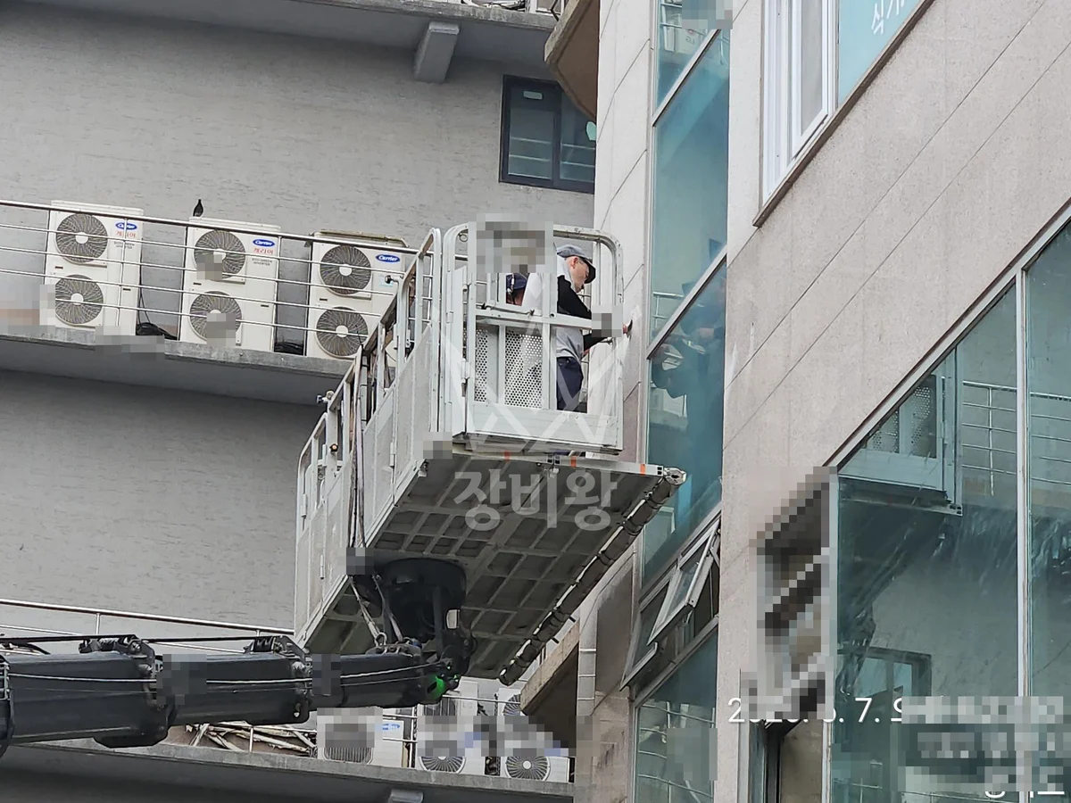 경기 부천시 소사구 3.5톤 스카이차 유리 시트지 본드 제거 작업사진 3