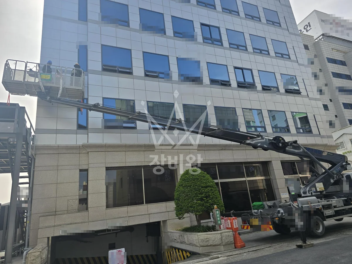 전남 목포시 명륜동 3.5톤 스카이차 실리콘 코킹 작업사진 3