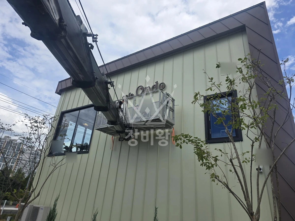 전남광주 순천시 조곡동 3.5톤 스카이차 간판설치 작업사진 1