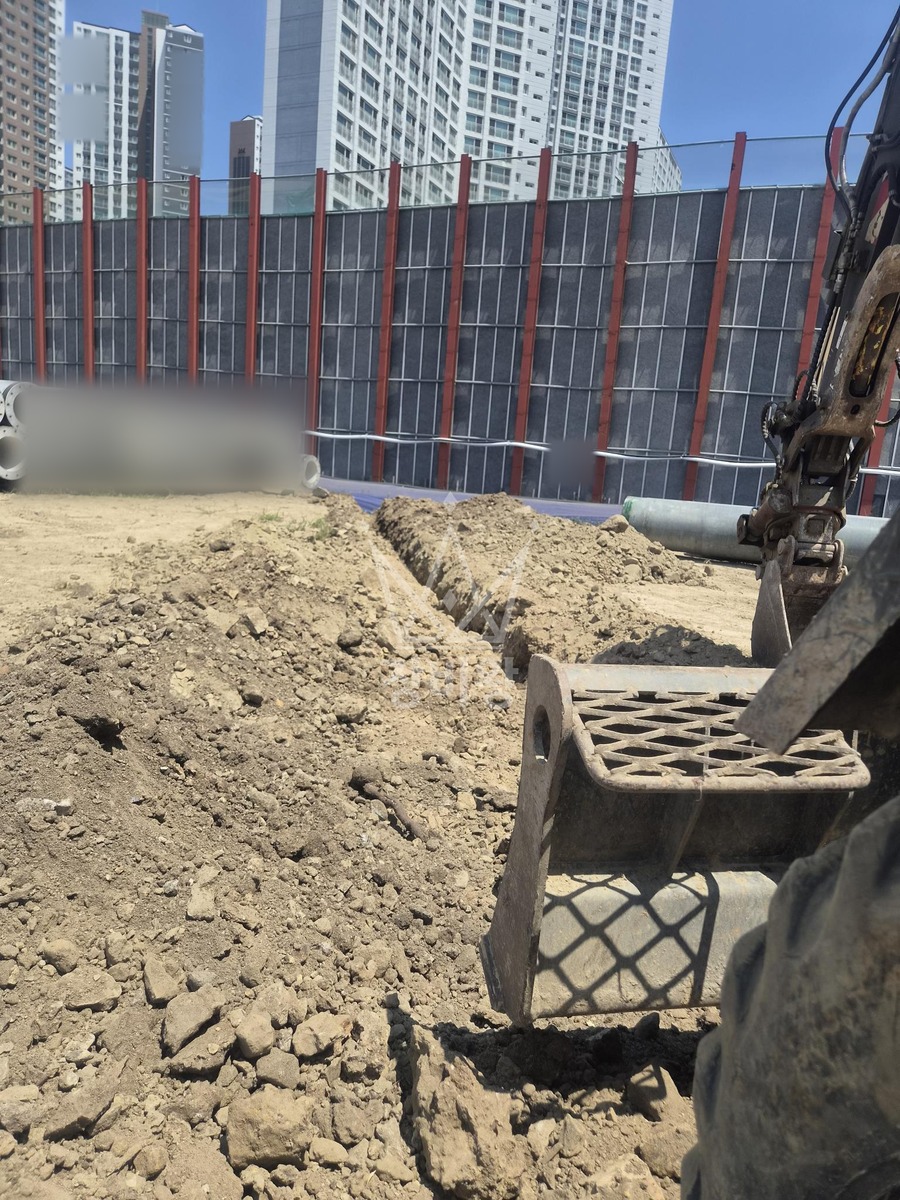 부산 강서구 명지동 포크레인(굴착기) 케이블 매설 작업사진 2