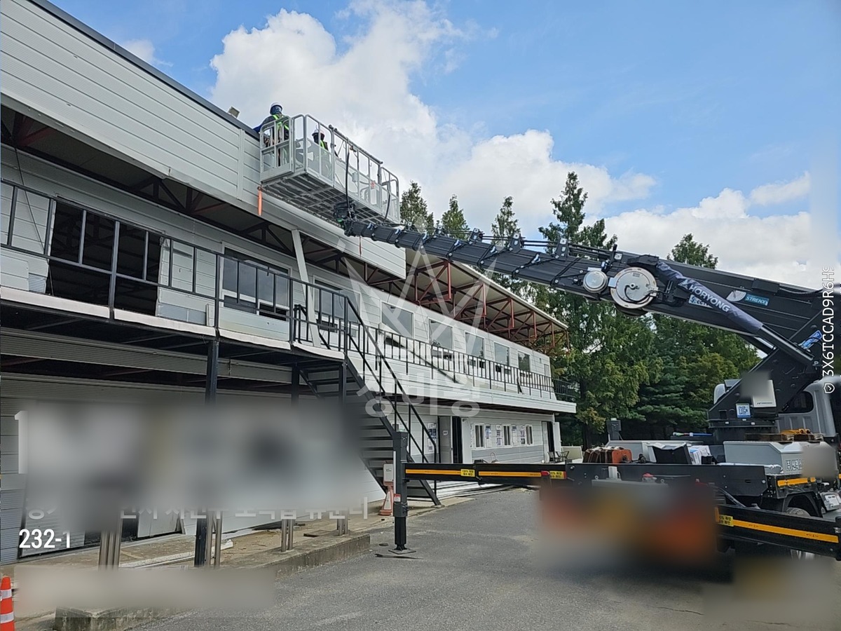 경기 용인시 처인구 포곡읍 3.5톤 스카이차 2층가설사무실 외부 마감재 해체작업 작업사진 3