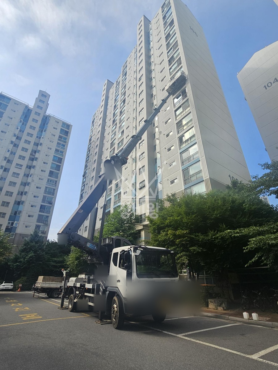 서울 관악구 봉천동 5톤 스카이차 11층 창호양중 작업사진 1