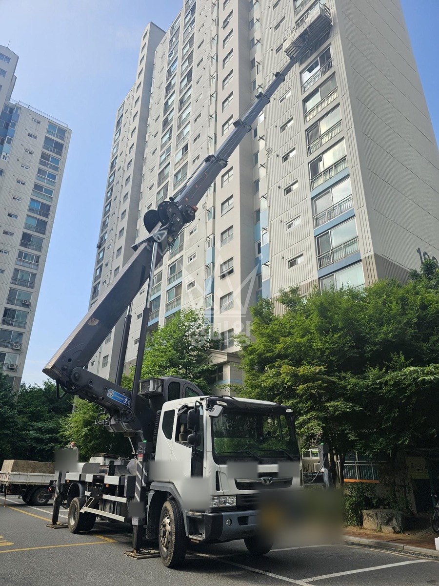 서울 관악구 봉천동 5톤 스카이차 11층 창호양중 작업사진 2