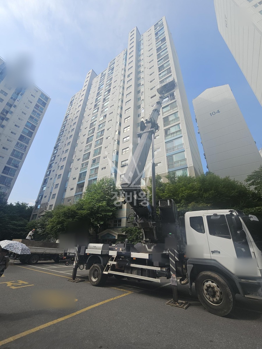 서울 관악구 봉천동 5톤 스카이차 11층 창호양중 작업사진 3