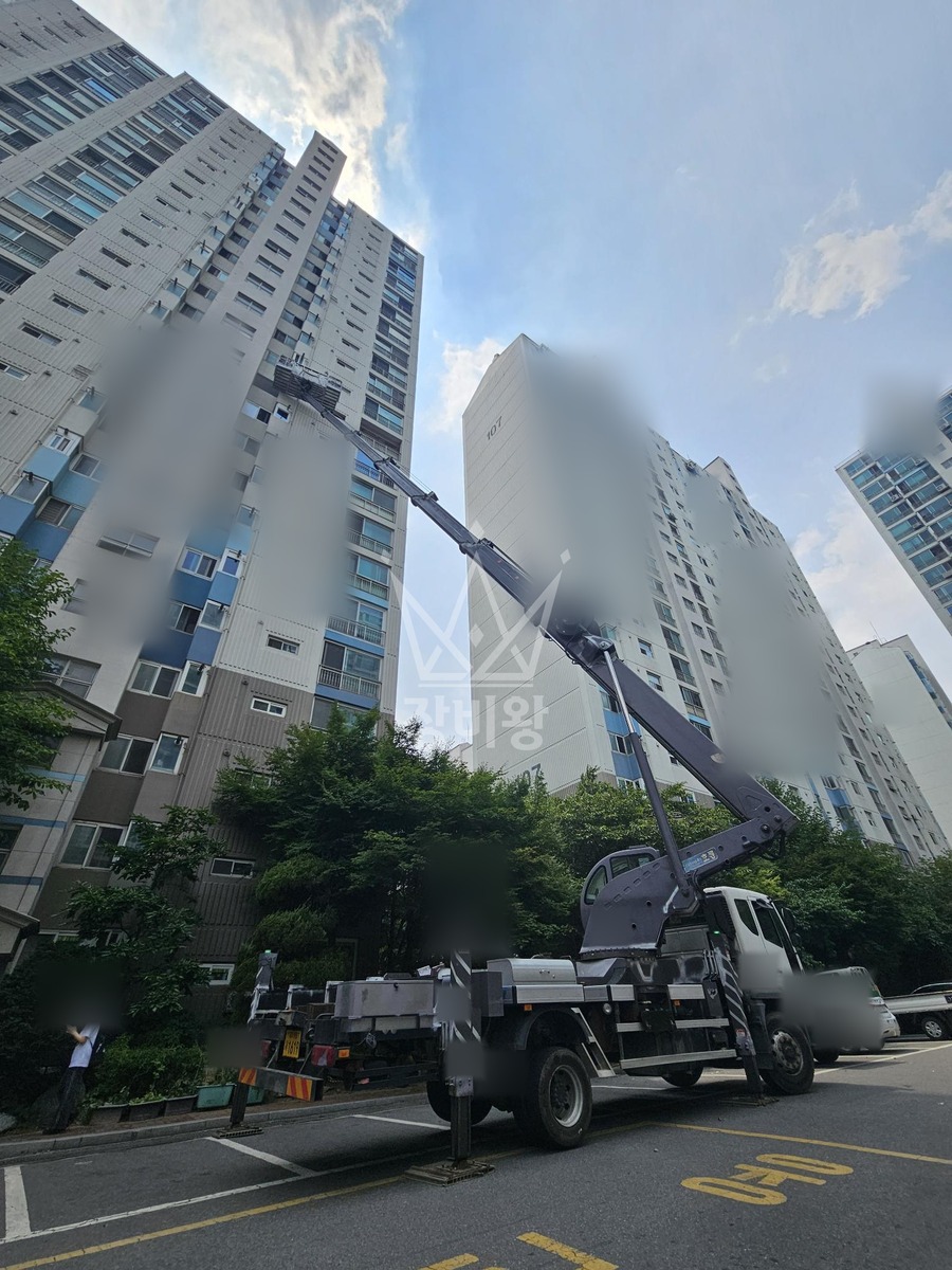 서울 관악구 봉천동 5톤 스카이차 11층 창호양중 작업완료사진 1