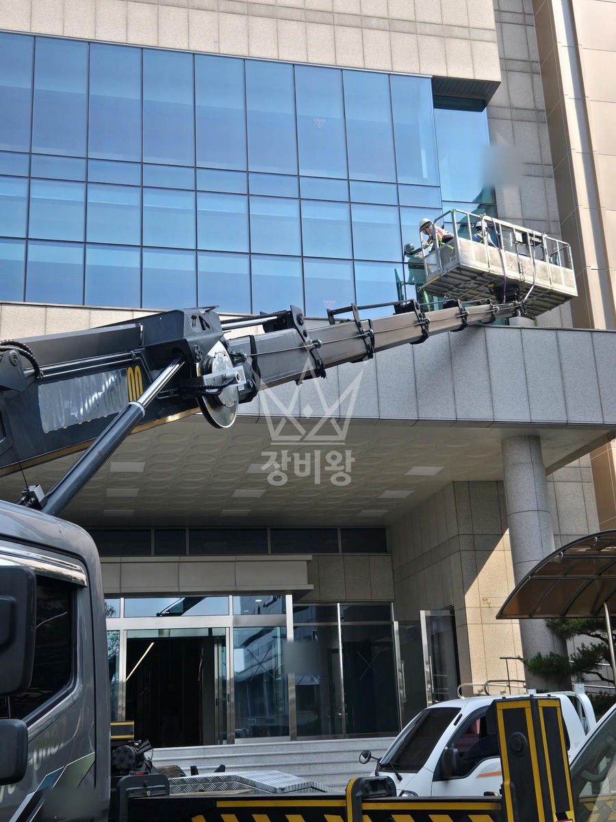 경기 수원시 장안구 3.5톤 스카이차 외부유리창 작업 작업사진 1