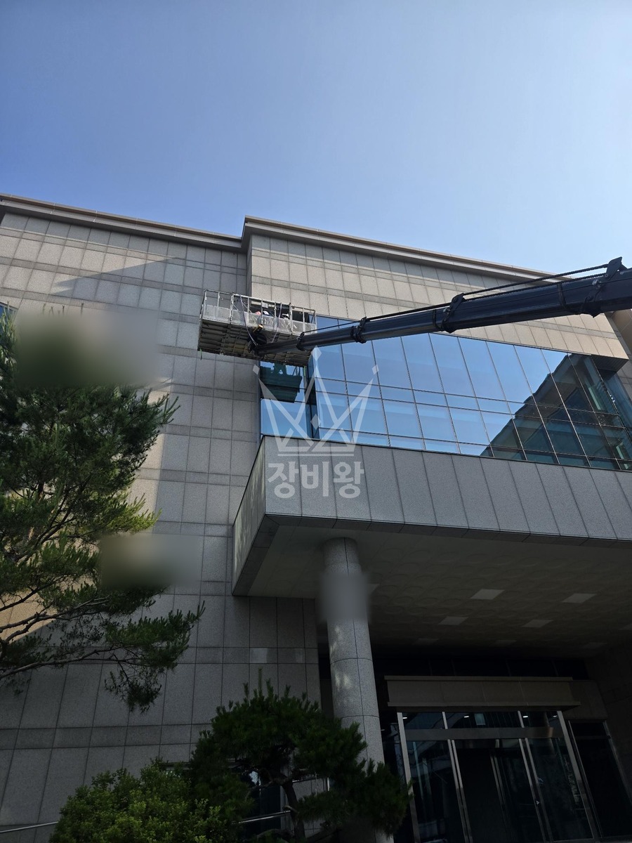 경기 수원시 장안구 3.5톤 스카이차 외부유리창 작업 작업사진 3