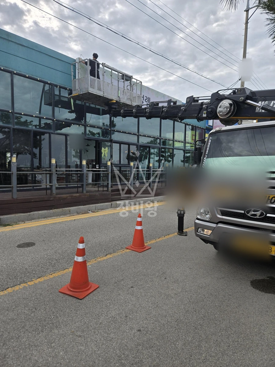 경기 화성시 만세구 서신면 3.5톤 스카이차 간판철거 작업사진 1