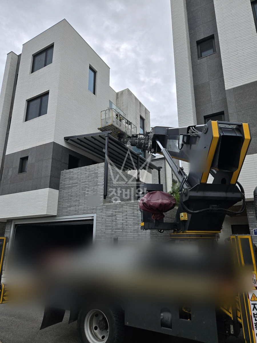 경기 용인시 수지구 고기동 3.5톤 스카이차 외벽청소 작업사진 1