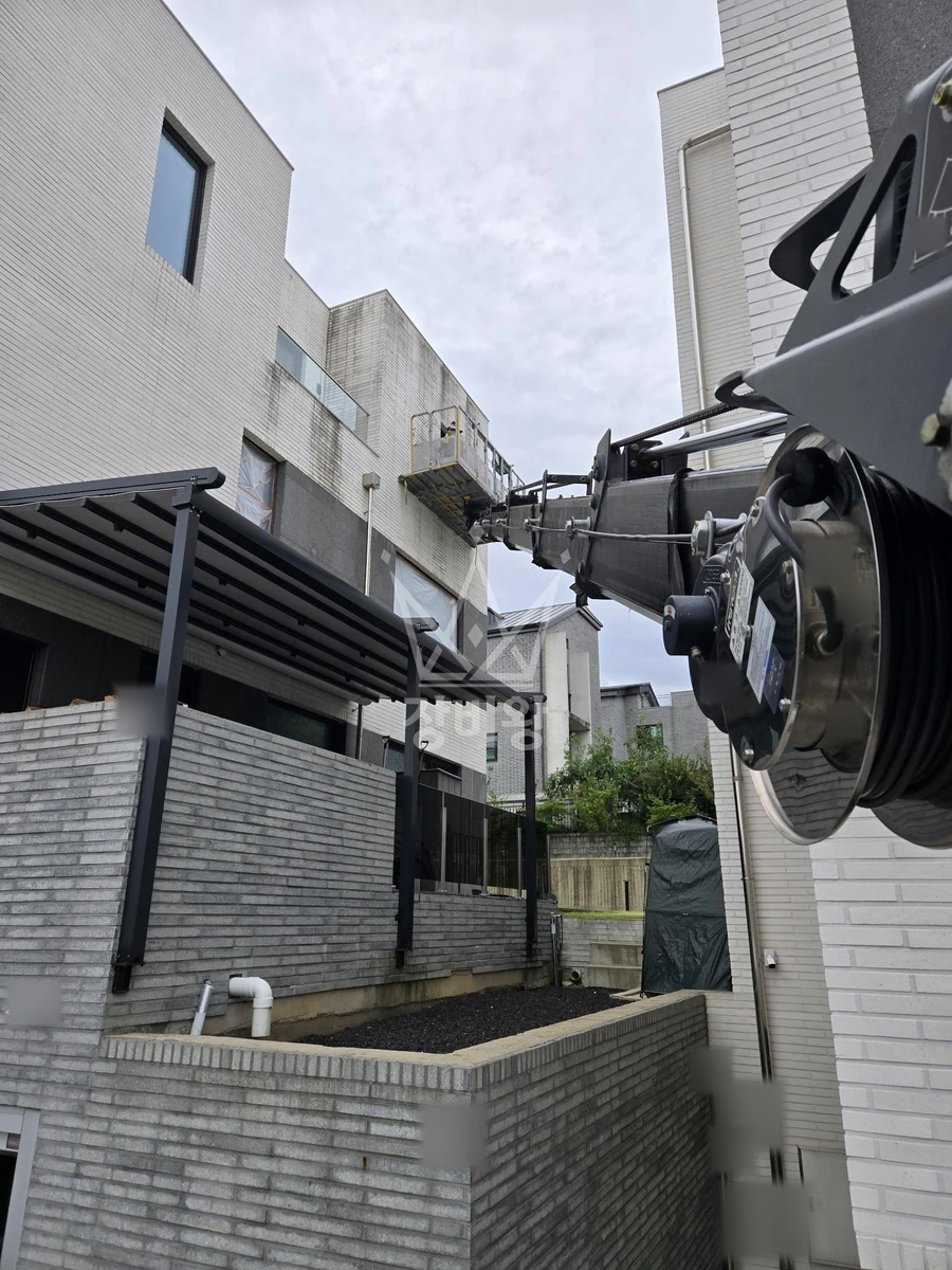 경기 용인시 수지구 고기동 3.5톤 스카이차 외벽청소 작업사진 2