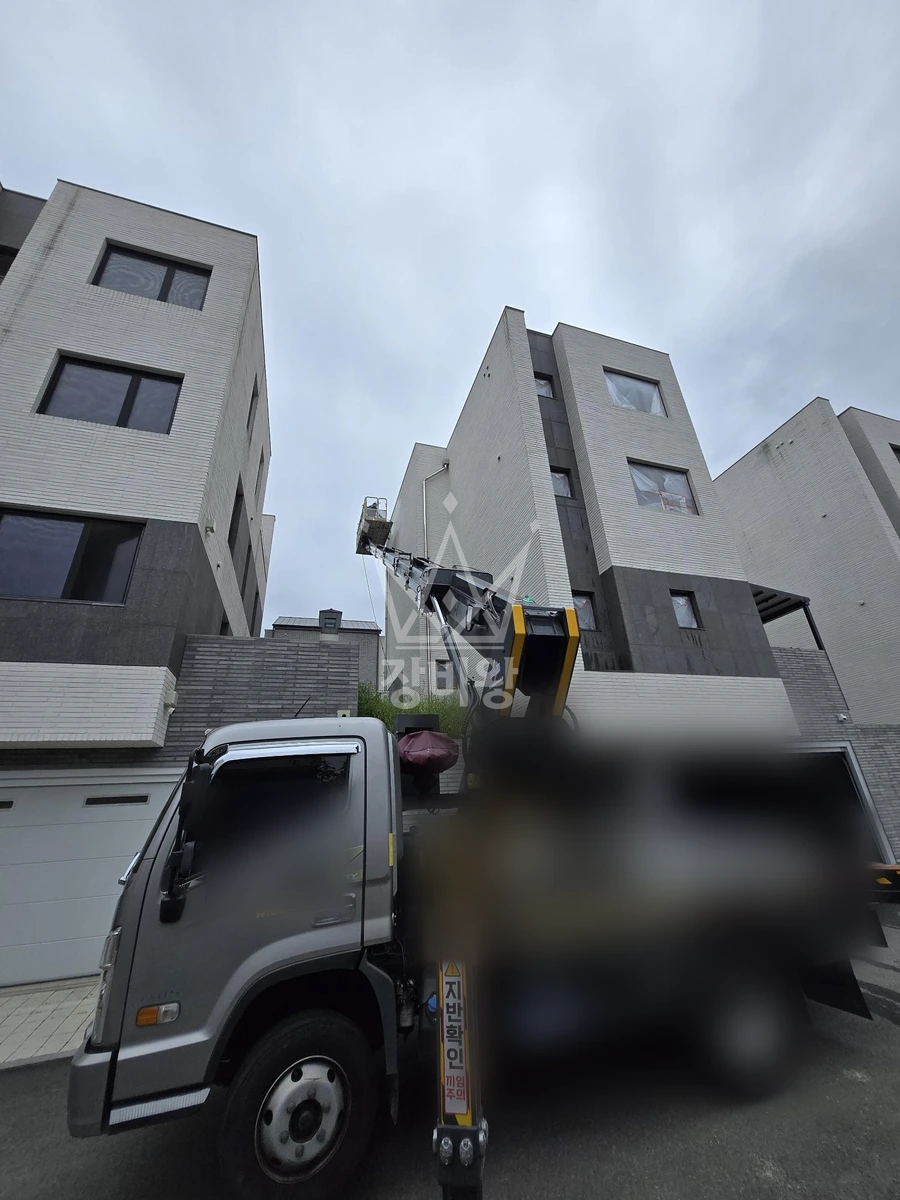 경기 용인시 수지구 고기동 3.5톤 스카이차 외벽청소 작업사진 3