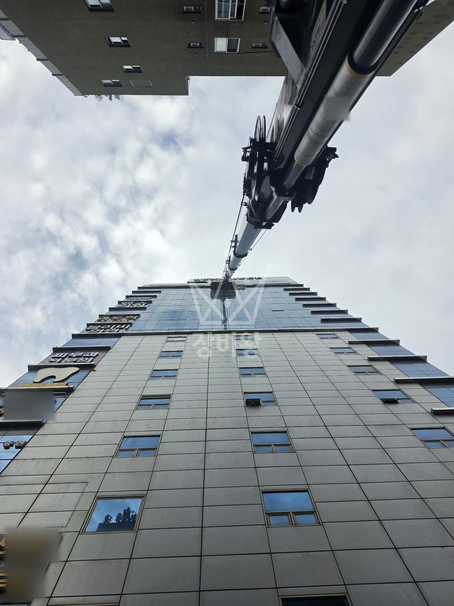 울산 남구 삼산동 19톤 스카이차 간판작업 작업사진 1