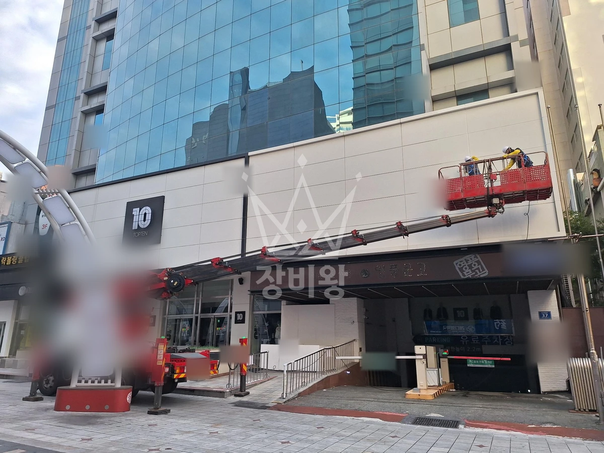 부산 중구 남포동5가 3.5톤 스카이차 외벽물청소 작업사진 2
