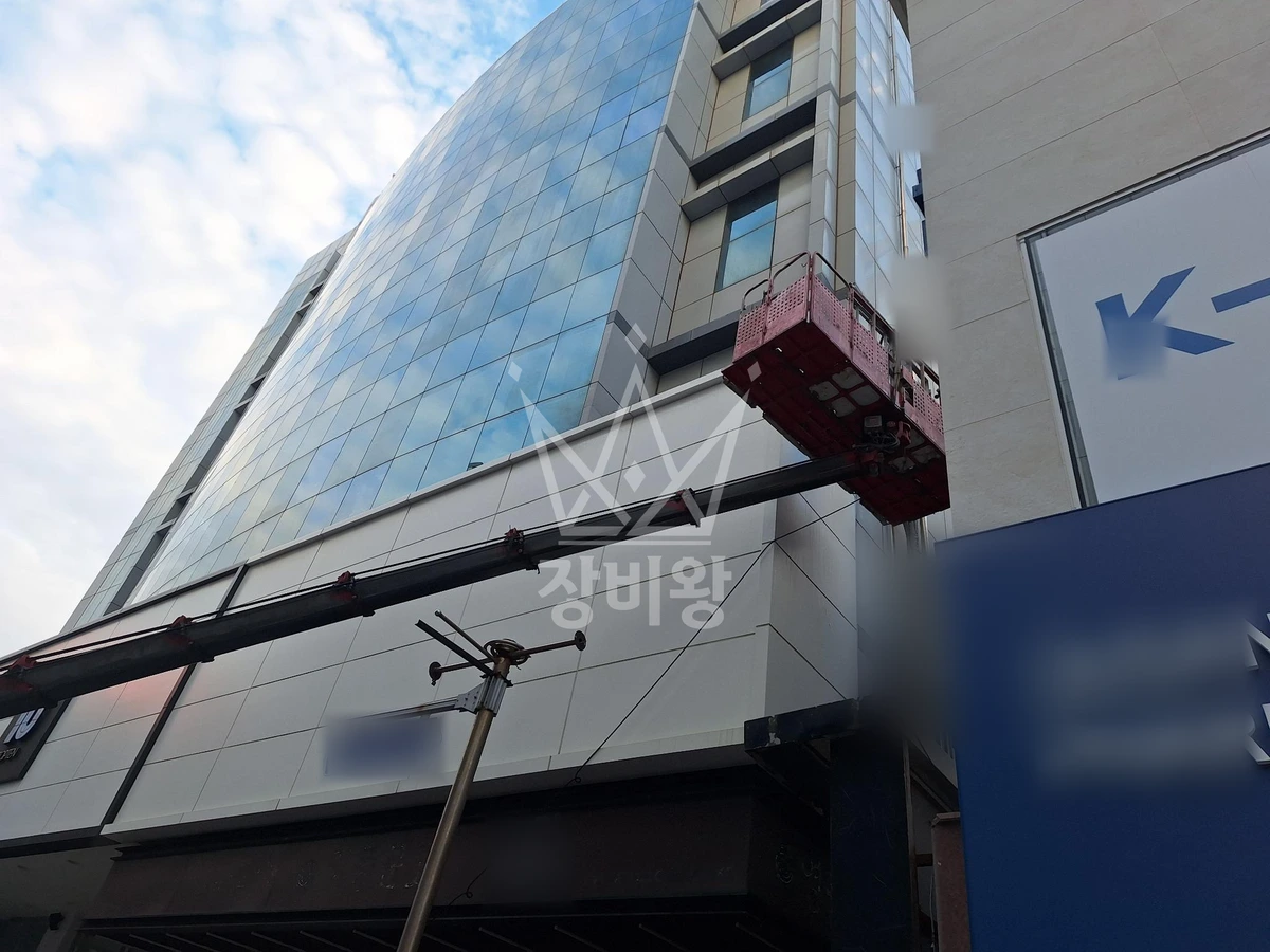 부산 중구 남포동5가 3.5톤 스카이차 외벽물청소 작업사진 3